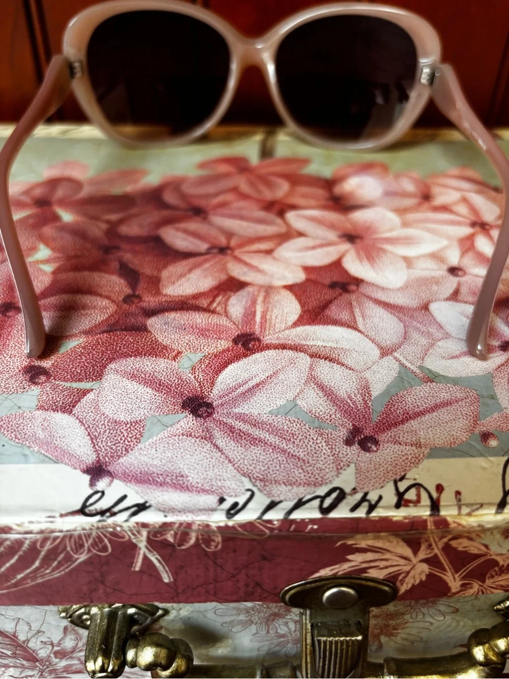 ELLE oversized sunglasses pink retro-inspired design